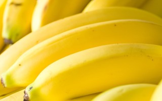 把香蕉掐入桃子里会怎么样？创意水果新吃法！