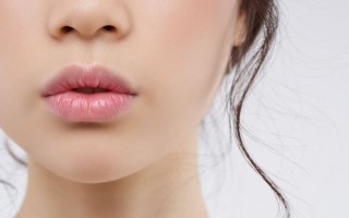 下巴正中间有痣的女人好吗 下巴长痣是什么意思