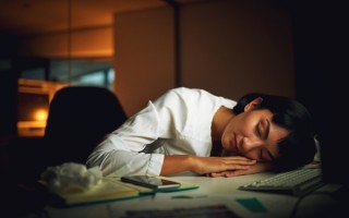 晚上闭着眼大脑却不进入睡眠怎么回事，调整思绪帮助入睡