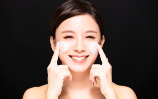 亚洲一线二线三线品牌精华液久久为何要避开眼周（眼部肌肤特殊性解析）